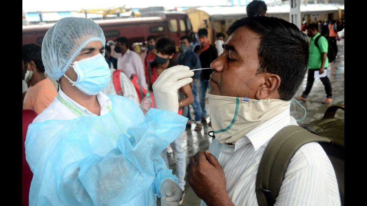 City recorded 4 deaths due to coronavirus on Saturday, which pushed its fatality count to 15,991 as per data released by the city's civic body. Pic/Sameer Abedi
 
 